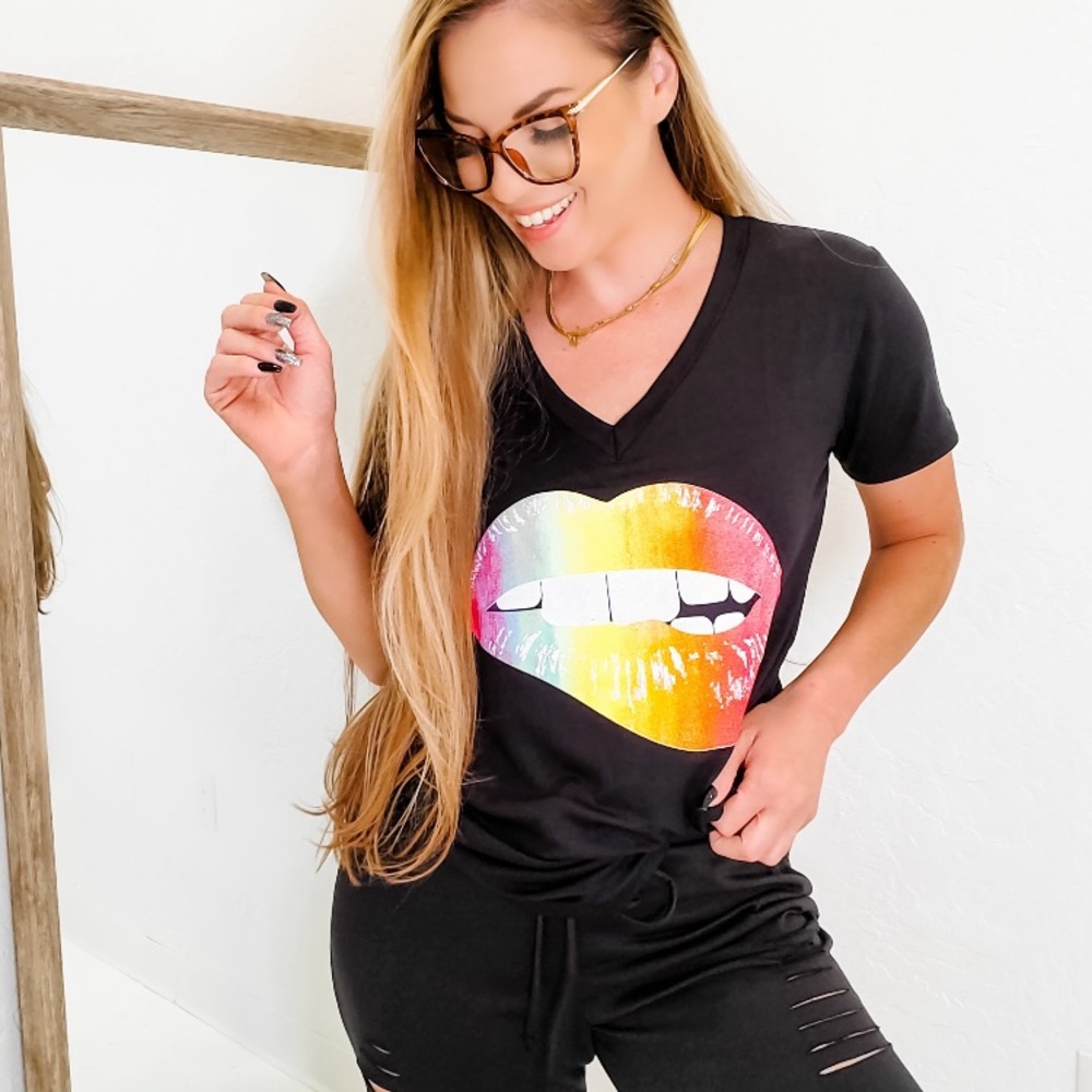 Short sleeve V-neck colorful mouth top